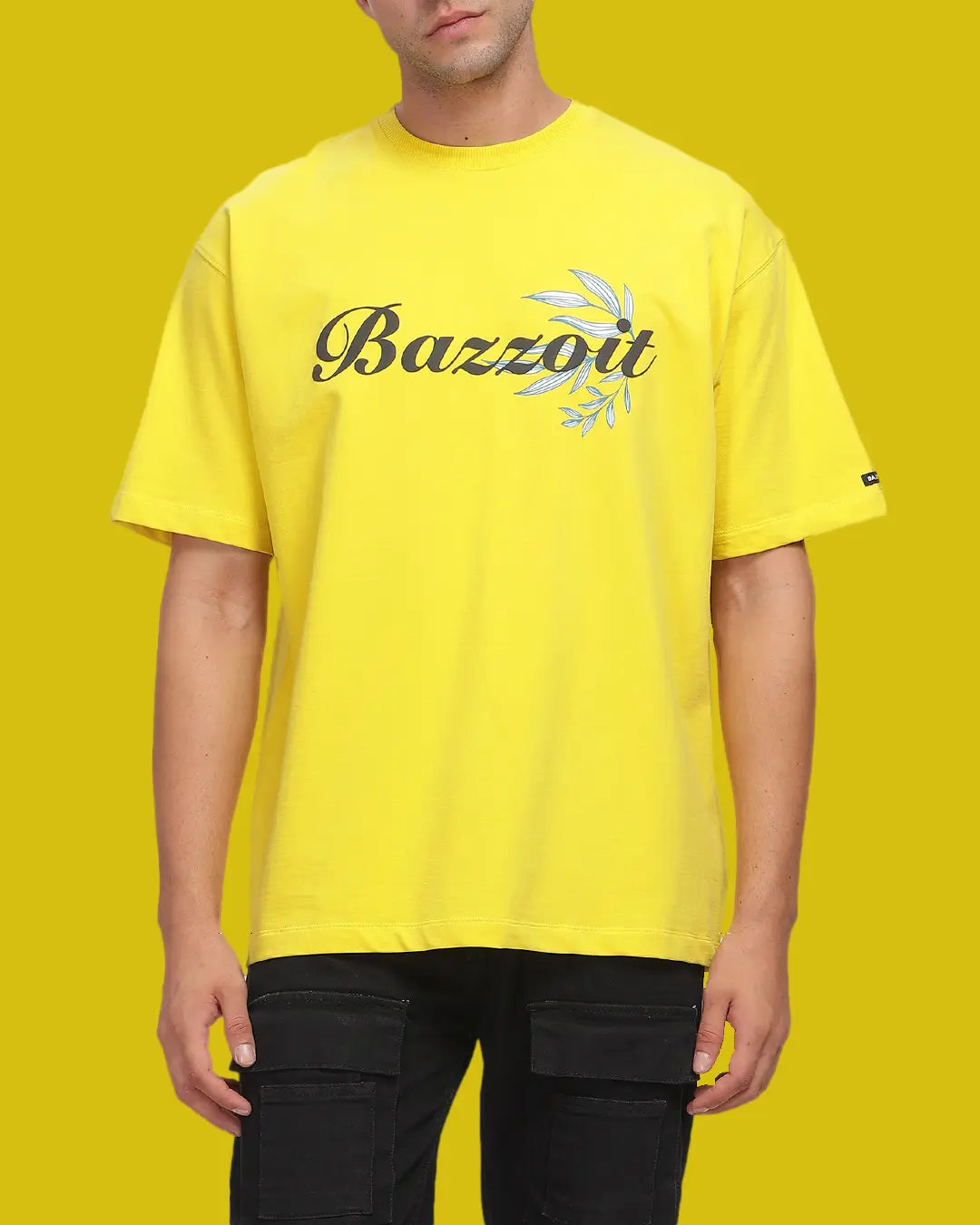 Person wearing a yellow t-shirt with 'Bazzott' logo on a yellow background
